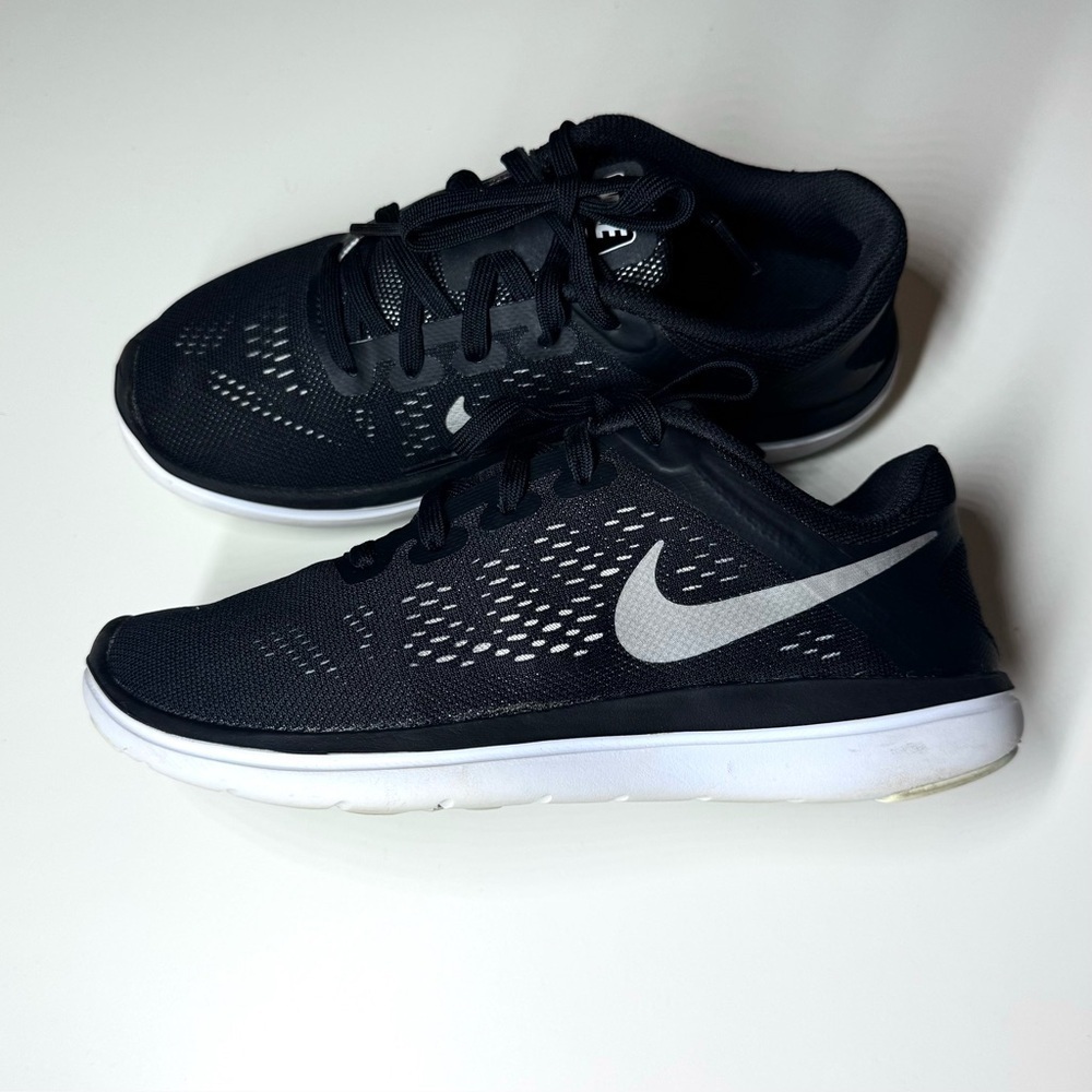 Nike Kids Flex 2016 Run Black Mesh Sneakers with White Accents Size- 4Y - Picture 9 of 10